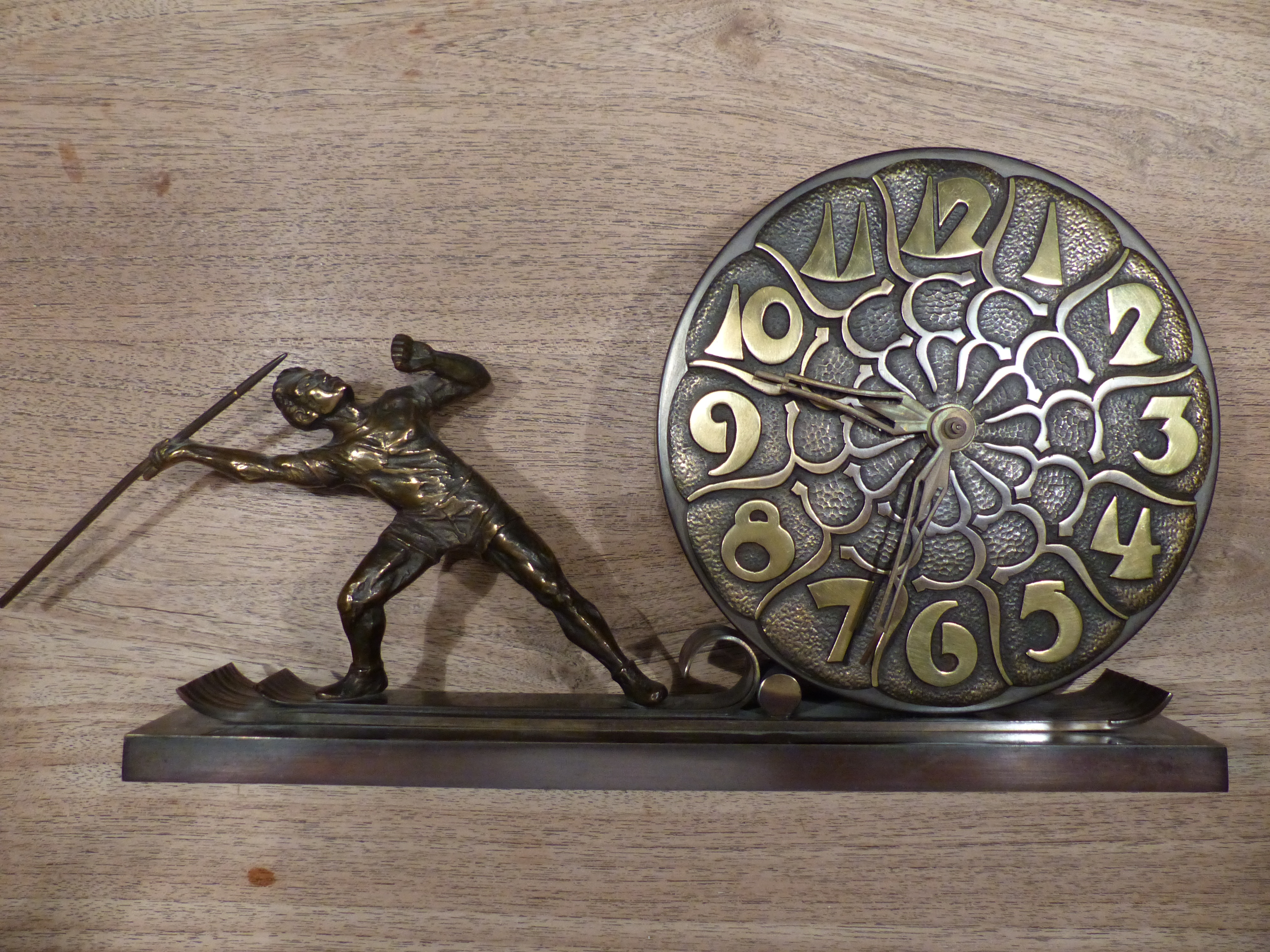 twee uurwerken gekocht van de Olympische spelen 1928