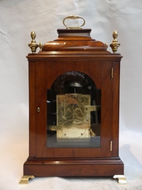 achterkant tafelklok met gegraveerde achterplatine